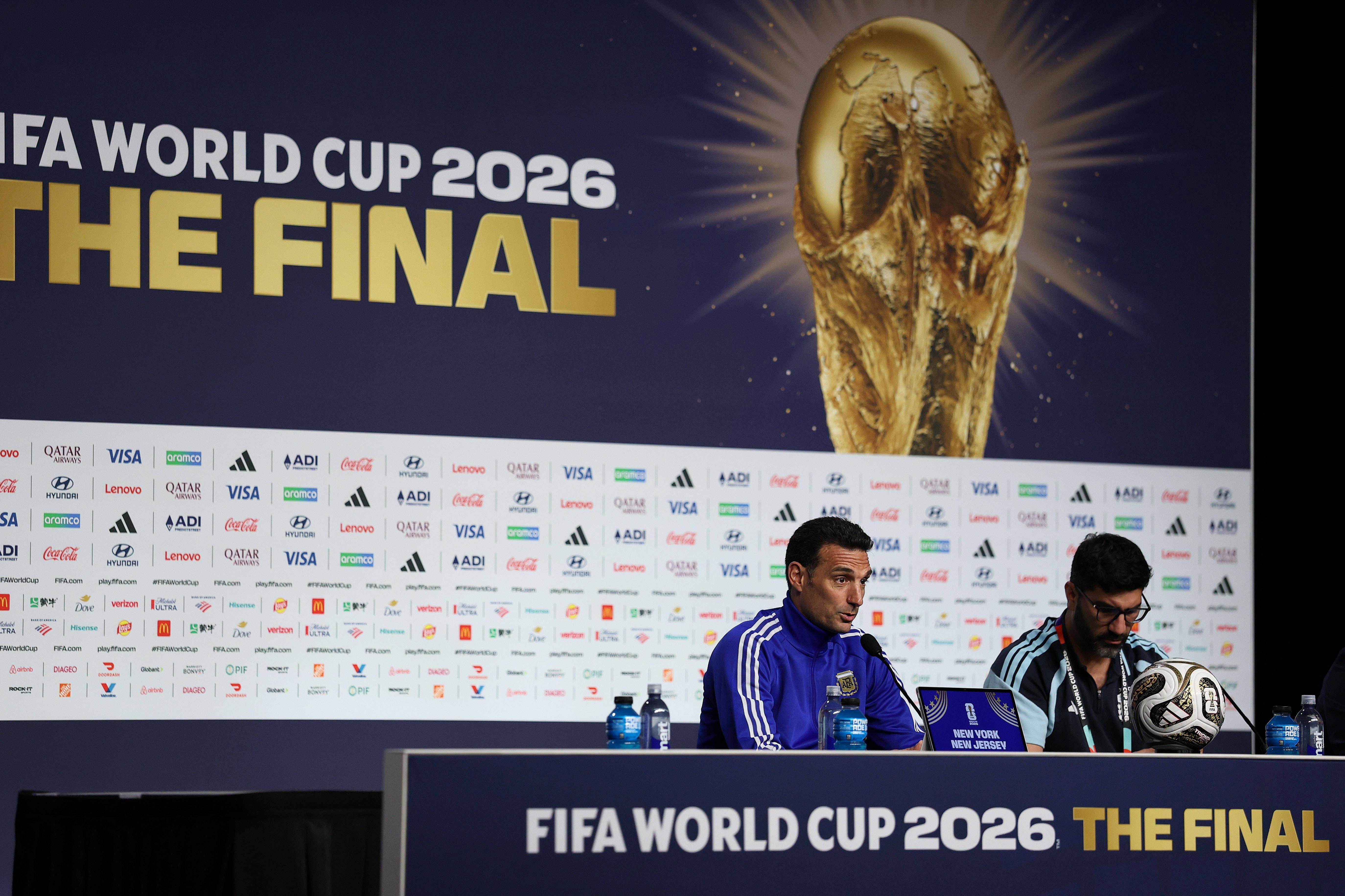 Scaloni vive final do Mundial com a família dividida